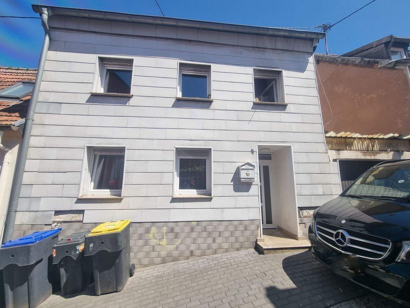 1-2 Familienhaus mit Garten und kleiner Garage in ruhiger Lage