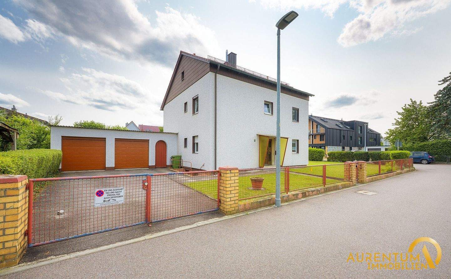 Freistehendes Zwei-/Dreifamilienhaus mit 996 m² Grundstück & großem Garten – Regensburg – Bild 1 von 9