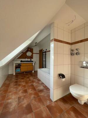 WOHNEN, WO ANDERE SPAZIEREN GEHEN! Gepflegte Dachgeschosswohnung mit Balkon und Garage nahe dem Rheinvorland – 47228 Duisburg – Vorschaubild 4