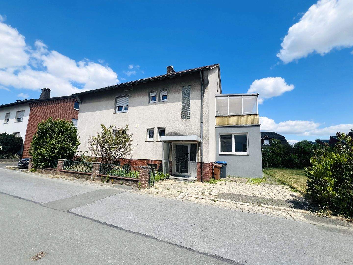 Zweifamilienhaus mit Ausbaupotenzial und optionalem Baugrundstück in ruhiger Lage – Lippstadt – Bild 1 von 9
