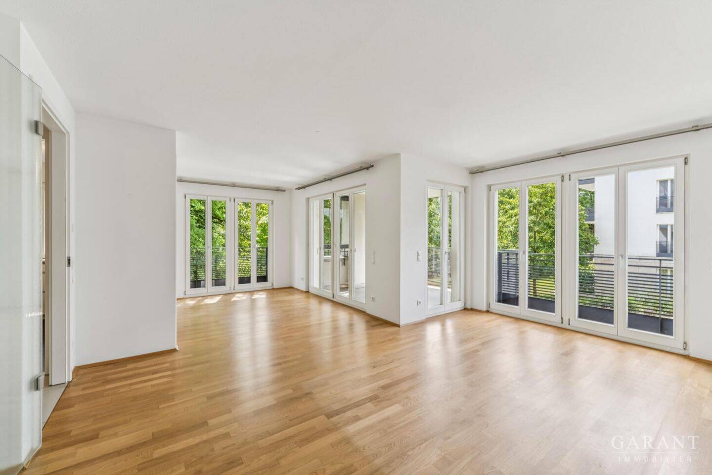 Moderne 4 Zimmer-Wohnung mit Süd/West-Loggia direkt am Park – München – Vorschaubild 2