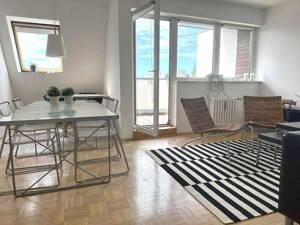 SEHR HELLE, GEPFLEGTE DG-WHG. IM 5.OG-WEITBLICK, WANNENBAD M. FENSTER RUHIG IM AFRIKASISCHES VIERTEL