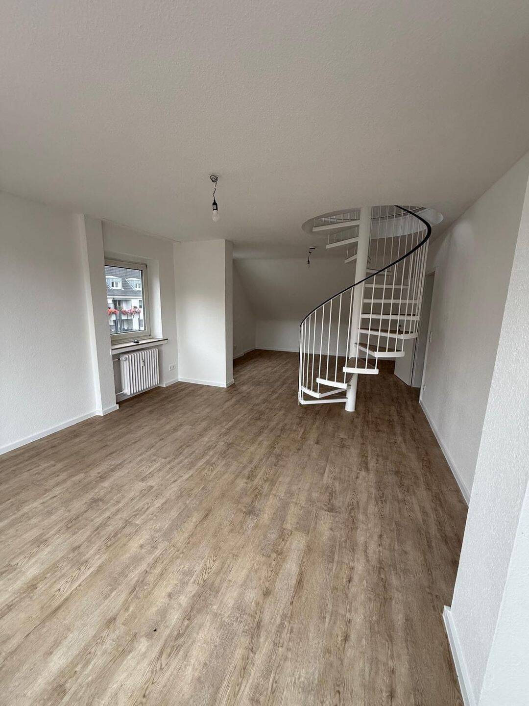 Moderne 4-Zimmer-Maisonettewohnung - Erstbezug nach Komplettsanierung - mit zwei Balkonen – Düsseldorf – Vorschaubild 7