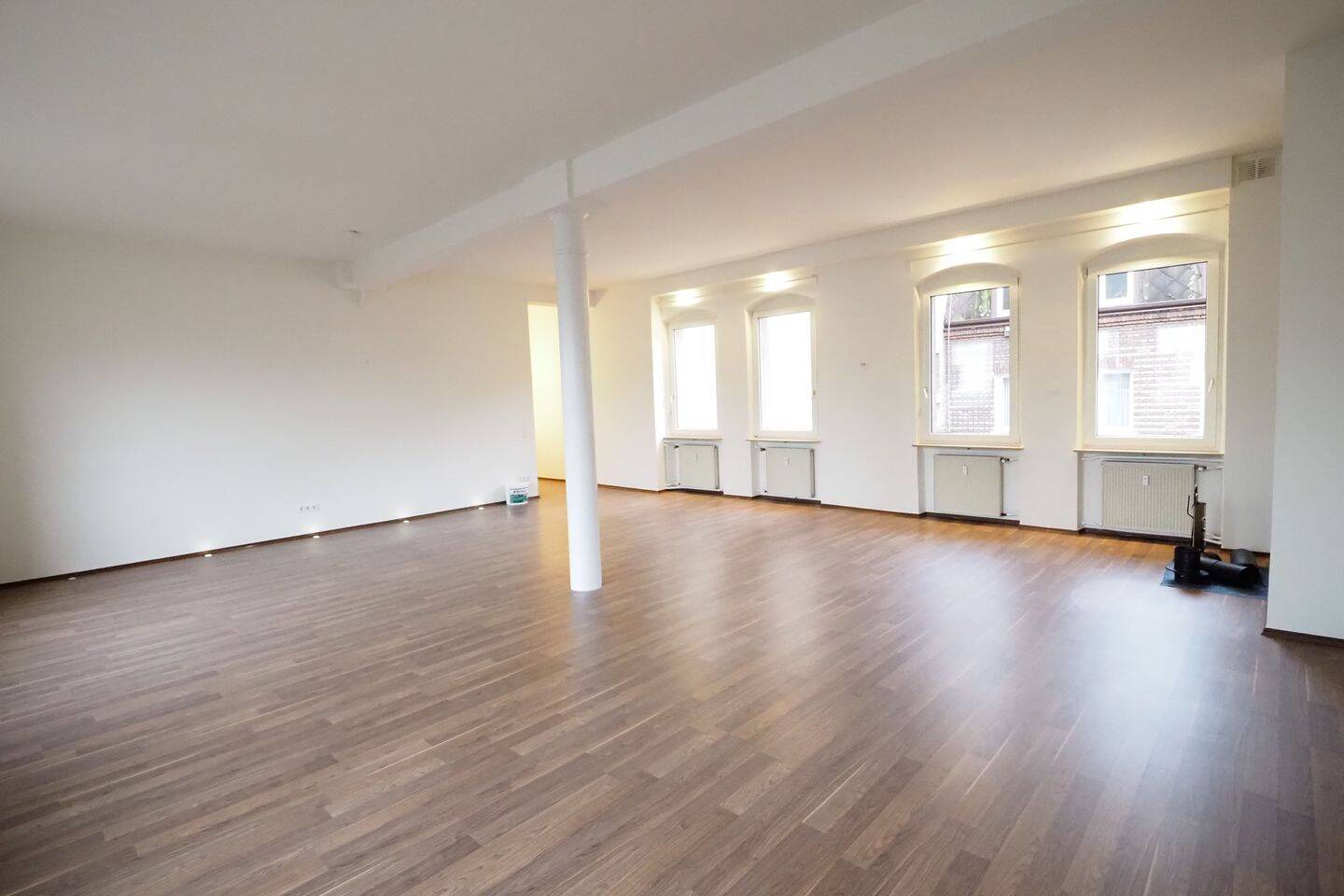 Großzügige, ausgefallene und loftartige 4-Zimmer mit Einbauküche und Balkon in zentrumsnaher Lage in 90429 Nürnberg – Nürnberg – Vorschaubild 4