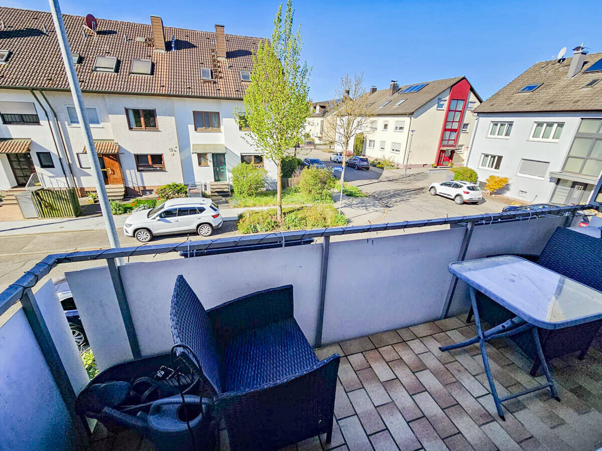 Moderne 4-Zimmer-Wohnung mit zwei Balkonen und Duplex-Stellplatz – Karlsruhe – Vorschaubild 2