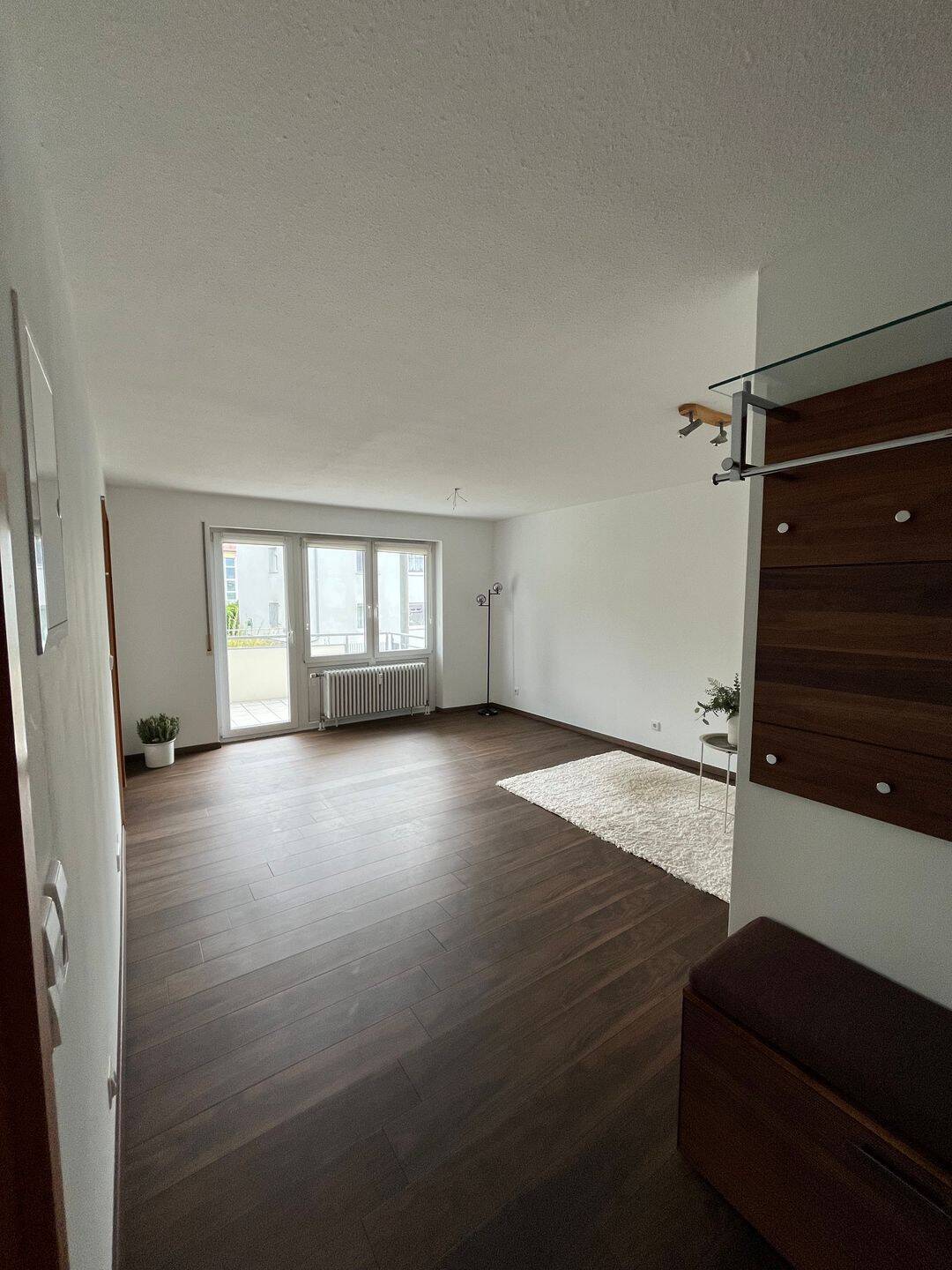 Gepflegte 2-Zimmer-Wohnung mit Balkon, TG-Stellplatz und Blick ins Grüne – Stuttgart – Bild 1 von 6