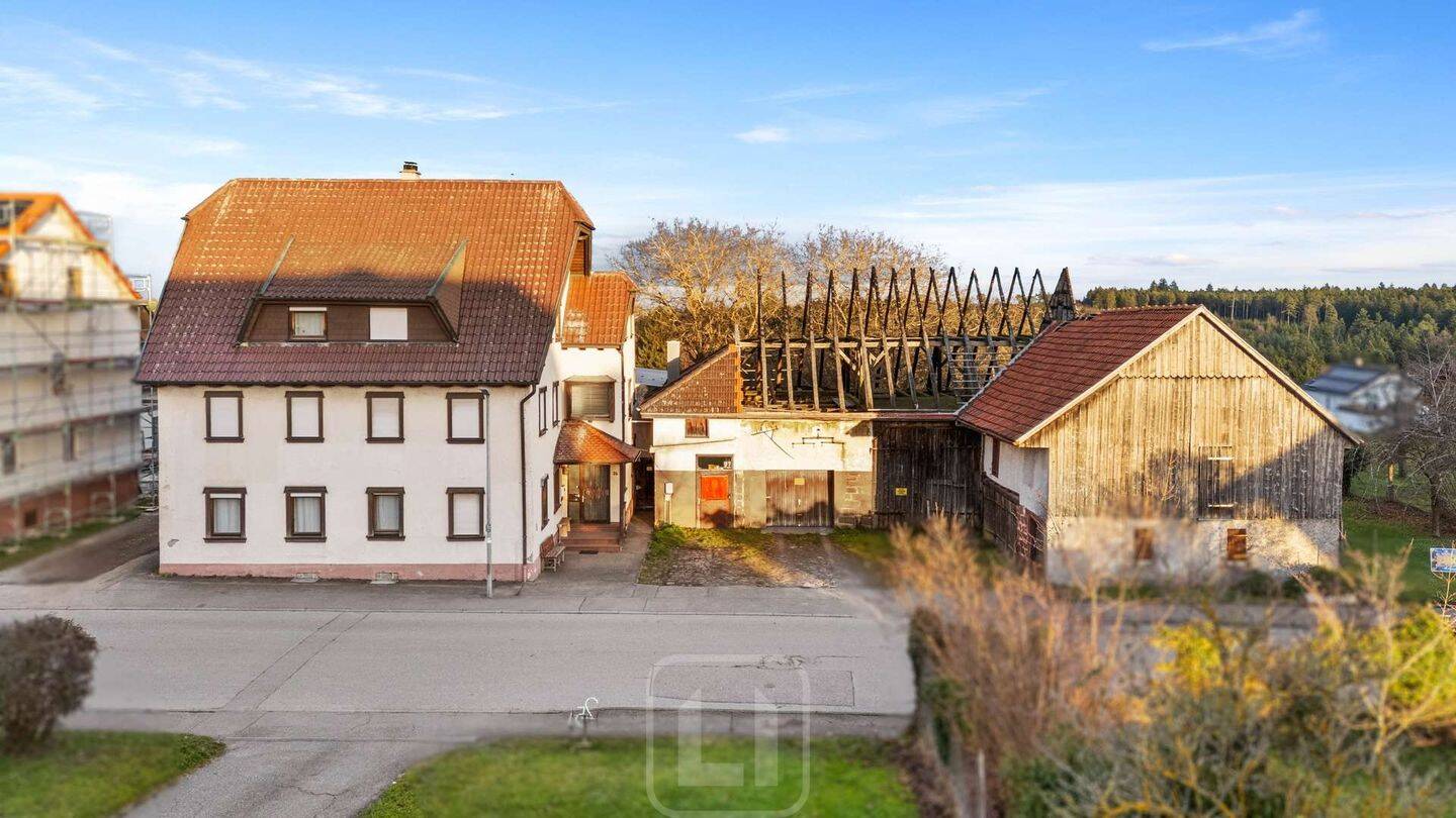Investment-Duo: Mehrfamilienhaus & Grundstück mit Scheune in grüner Lage | Entwicklungspotenzial – Bad Liebenzell – Vorschaubild 2
