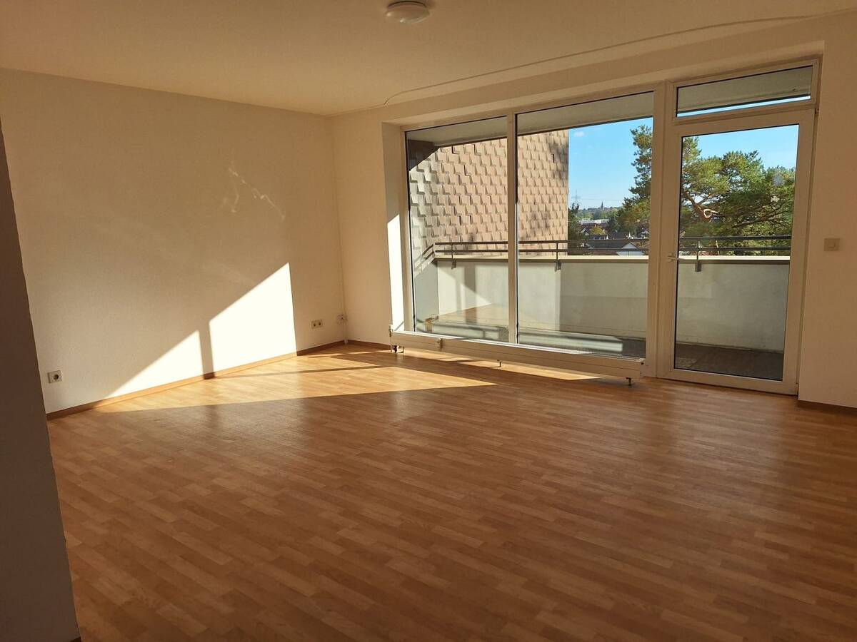 Helle 3-Zimmer-Wohnung mit zwei Balkonen und saniertem Badezimmer in Erlangen – 91056 Erlangen – Bild 1 von 7