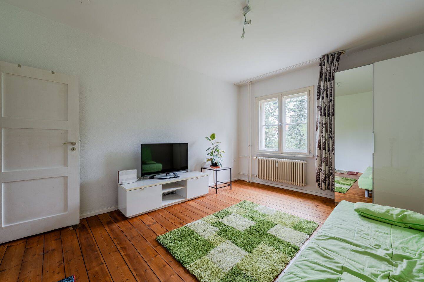 Helle 2-Zimmer-Wohnung mit Blick ins Grüne im Herzen von Wedding – Berlin – Vorschaubild 3