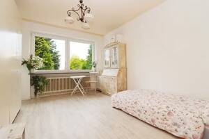 Möbliertes WG-Zimmer mit Balkon