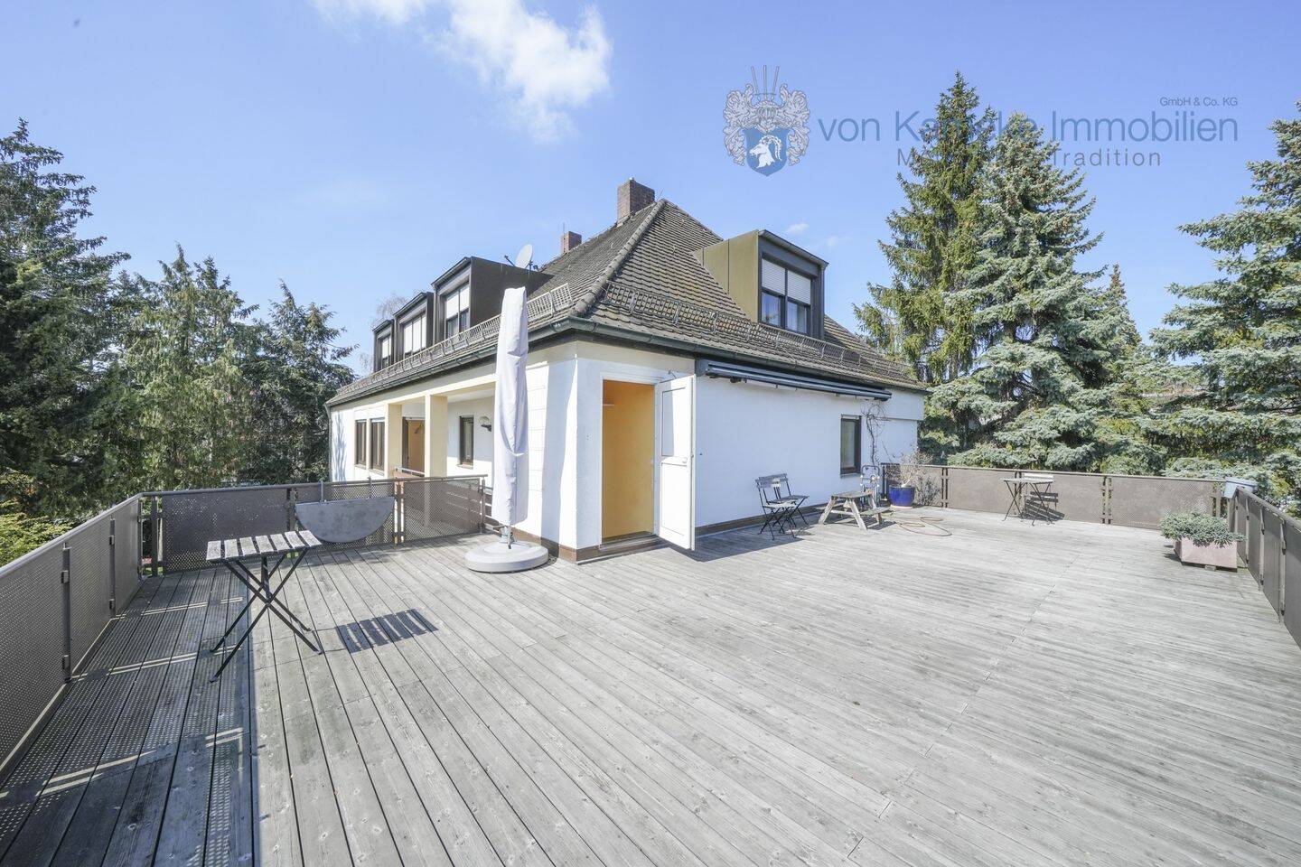 Großzügige 4-Zimmer-Wohnung mit 60m² Dachterrasse in Nürnberg