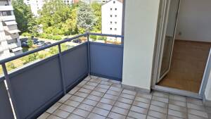 Helle 4 Zimmer Wohnung mit Weitblick, schönem Balkon und dem Luxus einer Garage