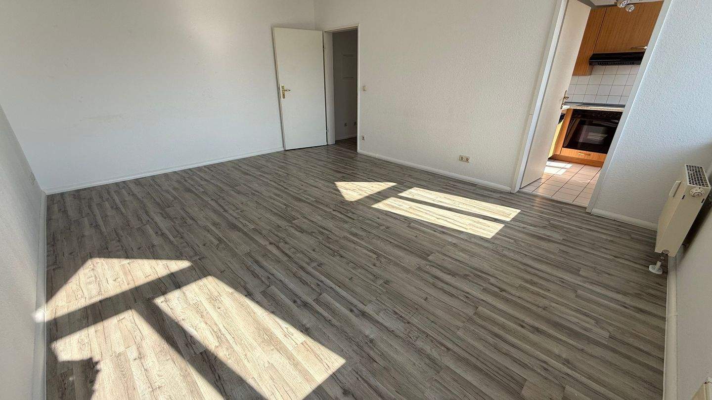 DG + Aufzug + moderner Boden + Bad mit Wanne + EBK – Chemnitz – Vorschaubild 4