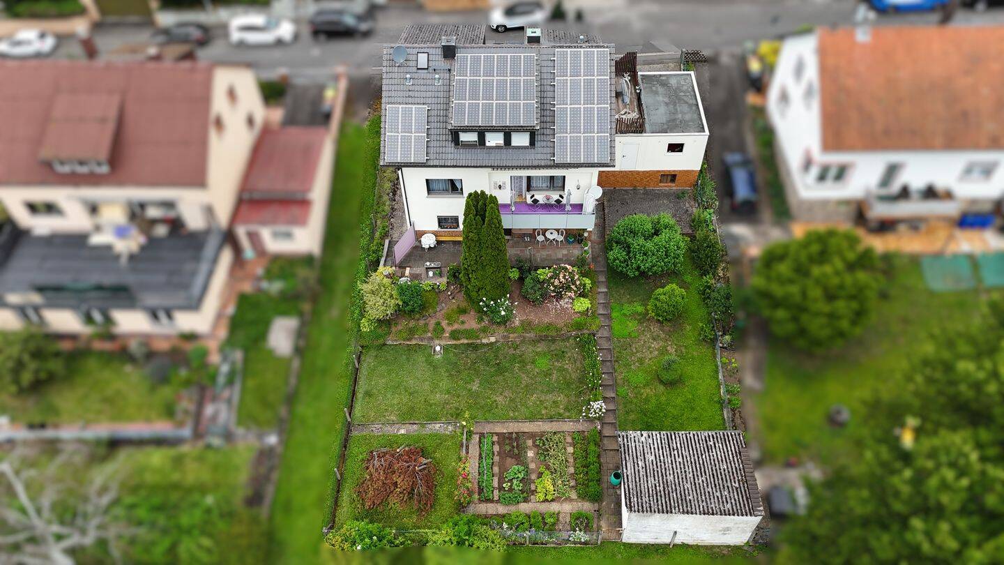 Platz für die ganze Familie: Zweifamilienhaus mit Garten & Doppelgarage in Nidda – Nidda – Vorschaubild 2