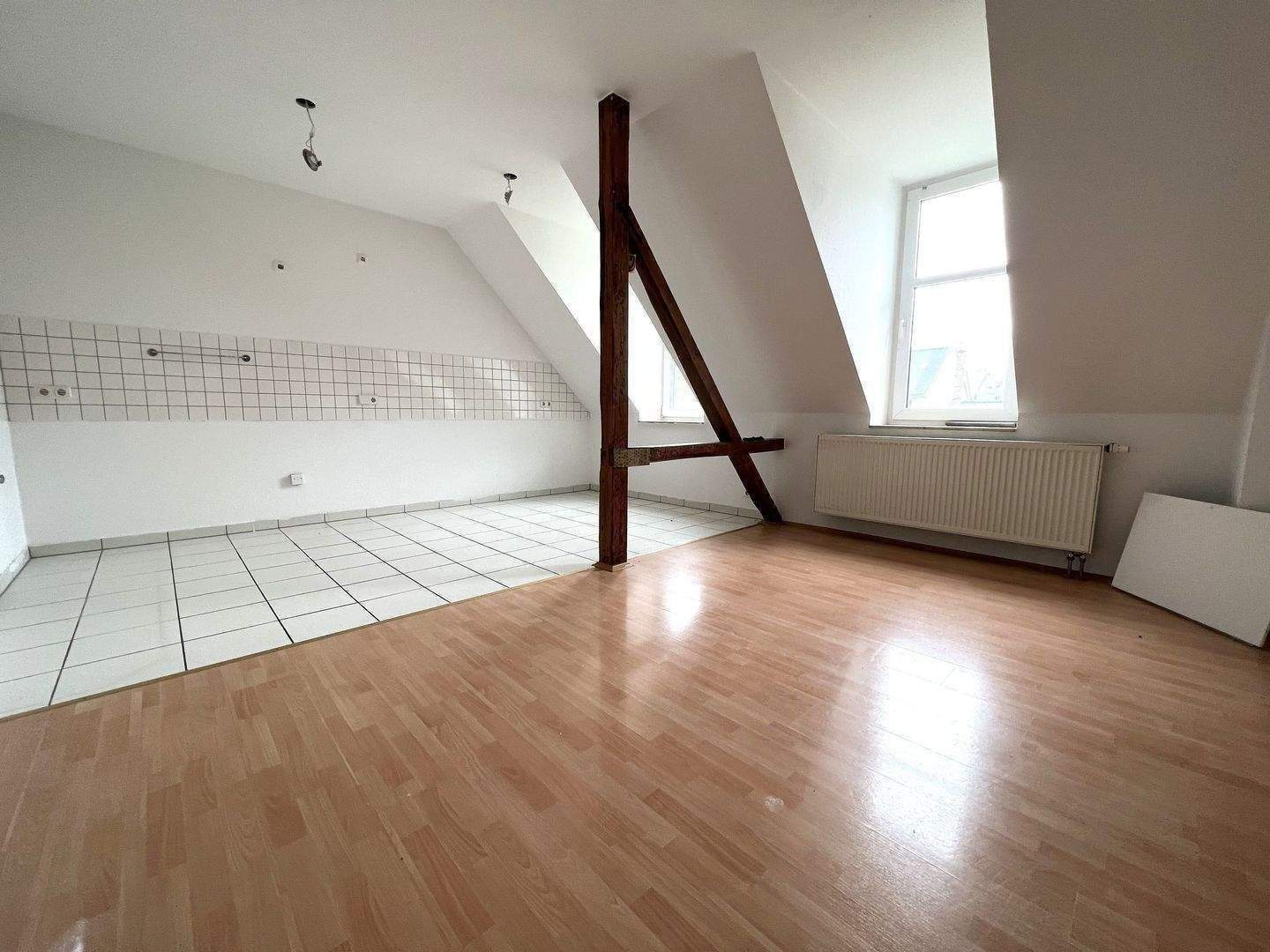 Großzügige 2,5-Raum-Dachgeschosswohnung mit großer Wohnküche auf dem Kaßberg
