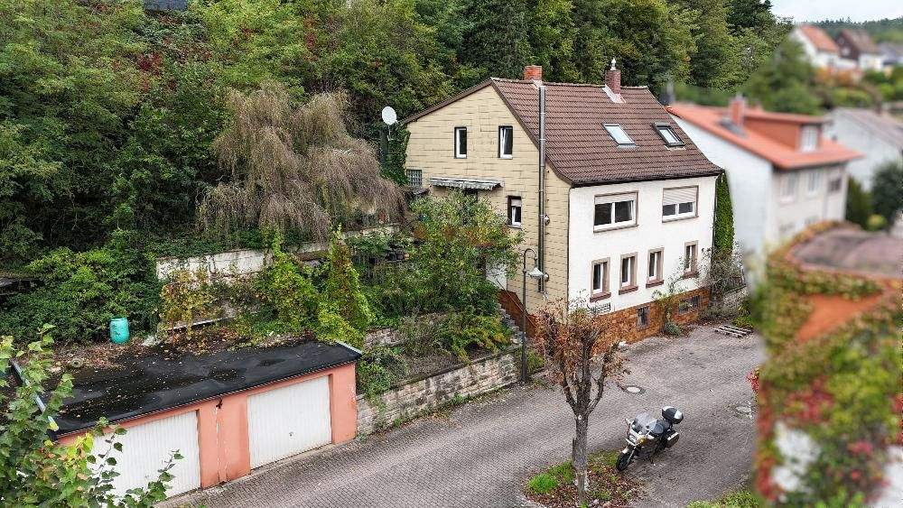 +++ Für Handwerker im Ortszentrum: Geräumiges 2-3 Familienhaus mit Balkon, überdachtem Freisitz, Garten und 2 Garagen in ruhiger Seitenstraße+++ – Waldfischbach-Burgalben – Bild 1 von 9