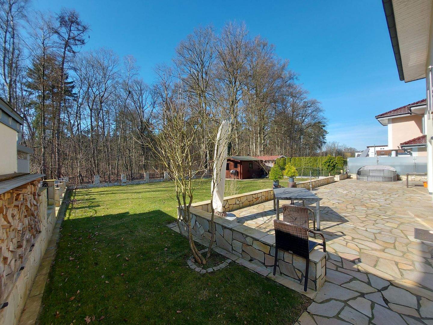 Luxuriöse Stadtvilla in exklusiver Lage! Wohnen mit Stil und Waldblick, Kamin, Erdwärmepumpe und großer Garage ! – Paderborn – Vorschaubild 2