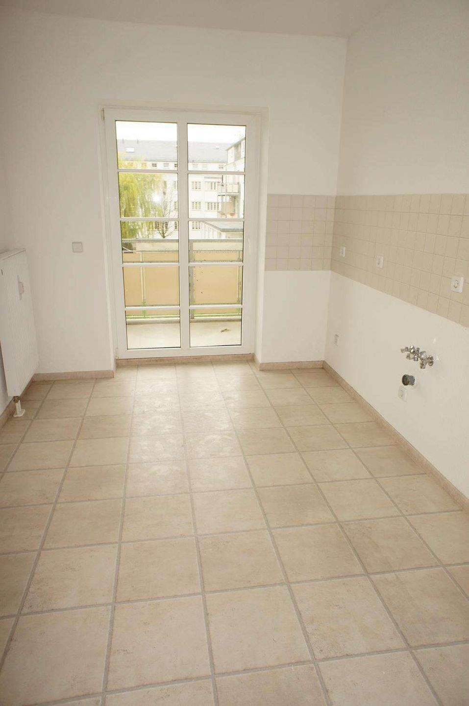 Frei ab 1.4.26 - im 2. OG mit Laminat und Balkon am Heimgarten – Chemnitz – Bild 1 von 6