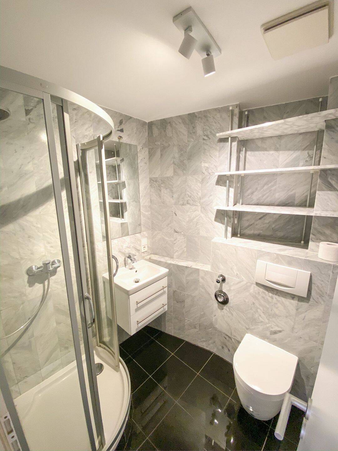 Ruhige 3-Zimmer-Altbauwohnung mit Einbauküche – Regensburg Altstadt, 85 qm, Nähe Dom, ab 15.06.2026 – Regensburg – Vorschaubild 6