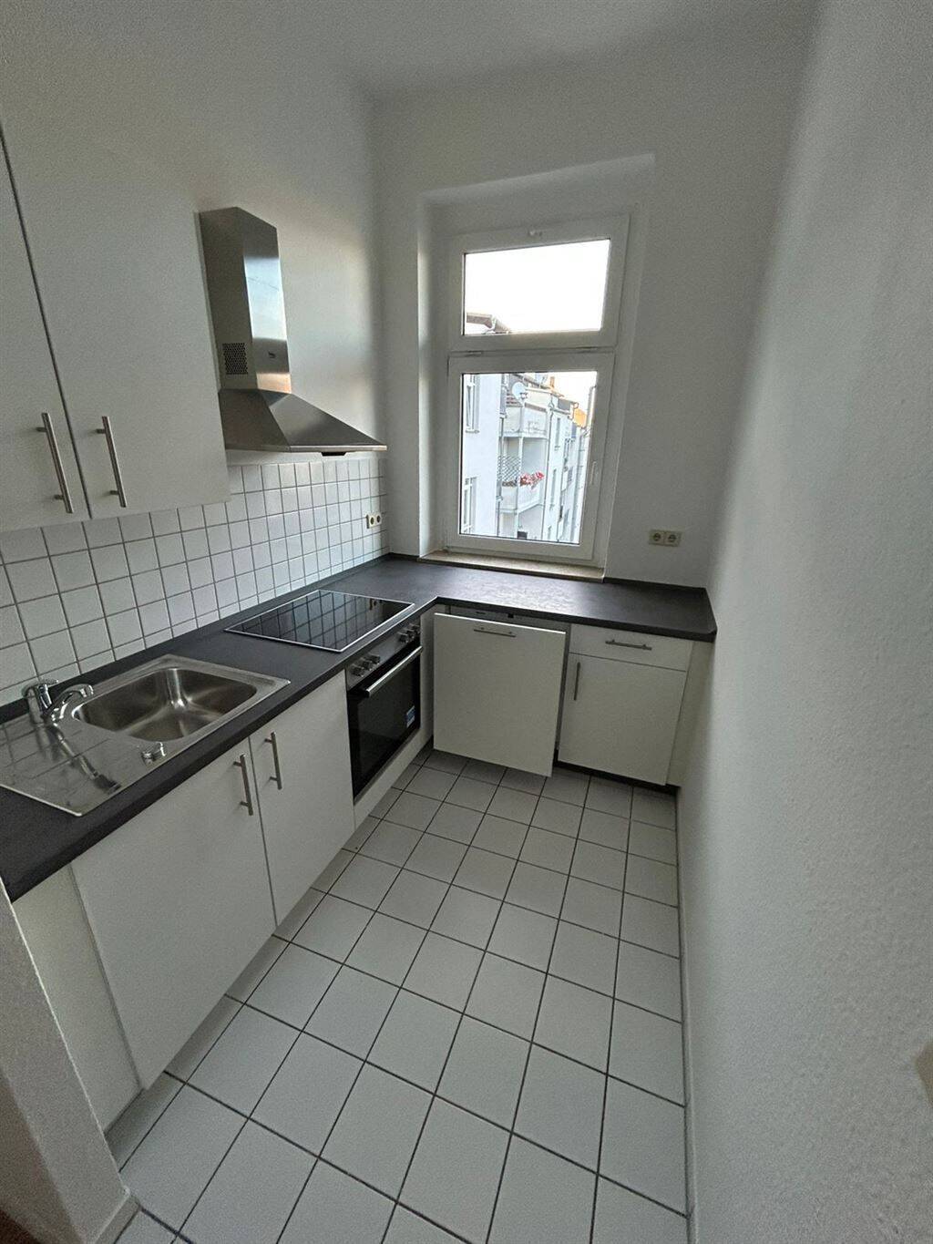 Großzügige und vermietete 2-Zi. mit EBK, 2xBalkon und Laminat in zentraler Lage