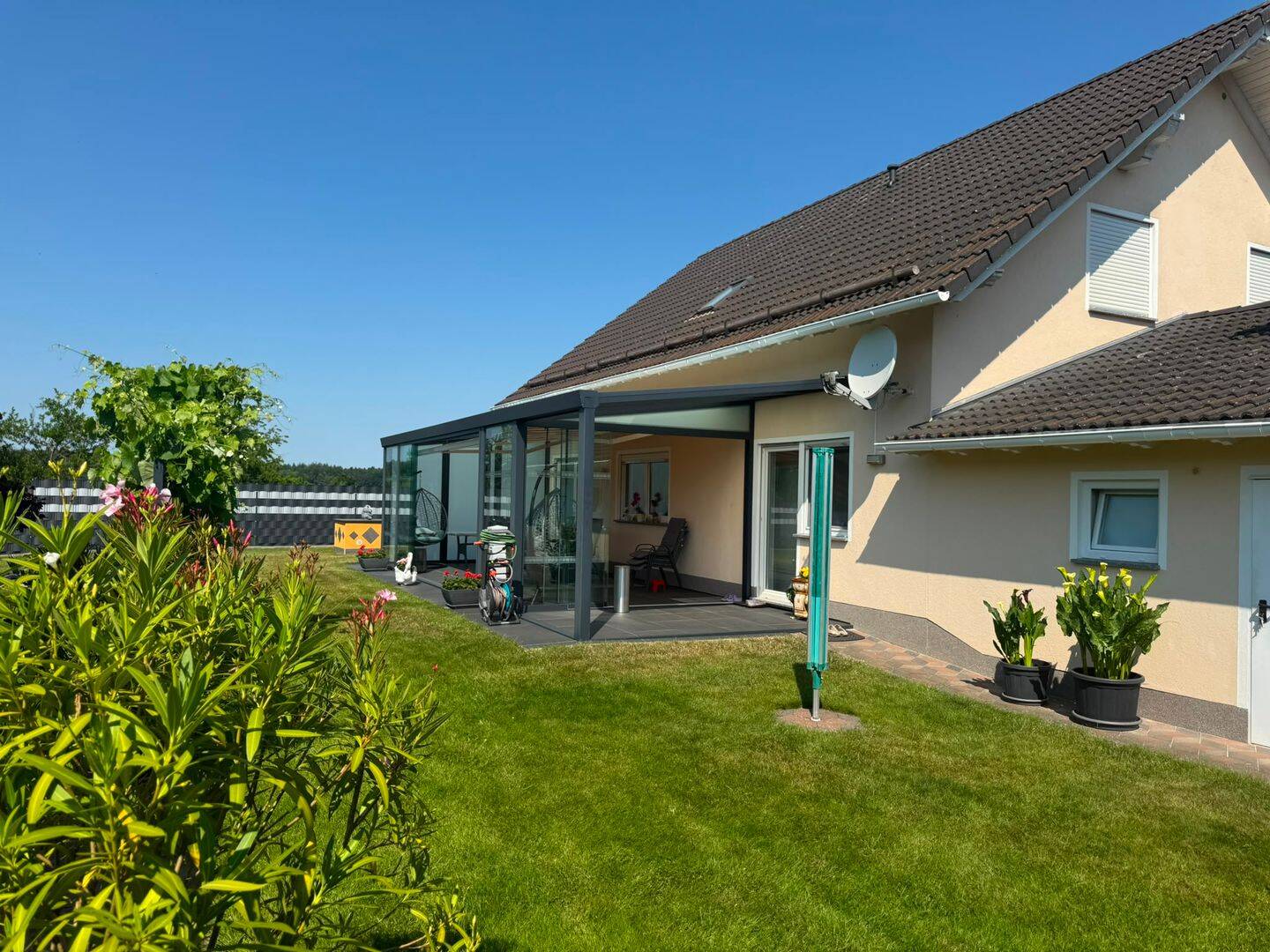 Dieses charmante Einfamilienhaus aus dem Baujahr 2001 überzeugt mit einem großzügigen Platzangebot und einem liebevoll angelegten Grundstück. – Herforst – Vorschaubild 2