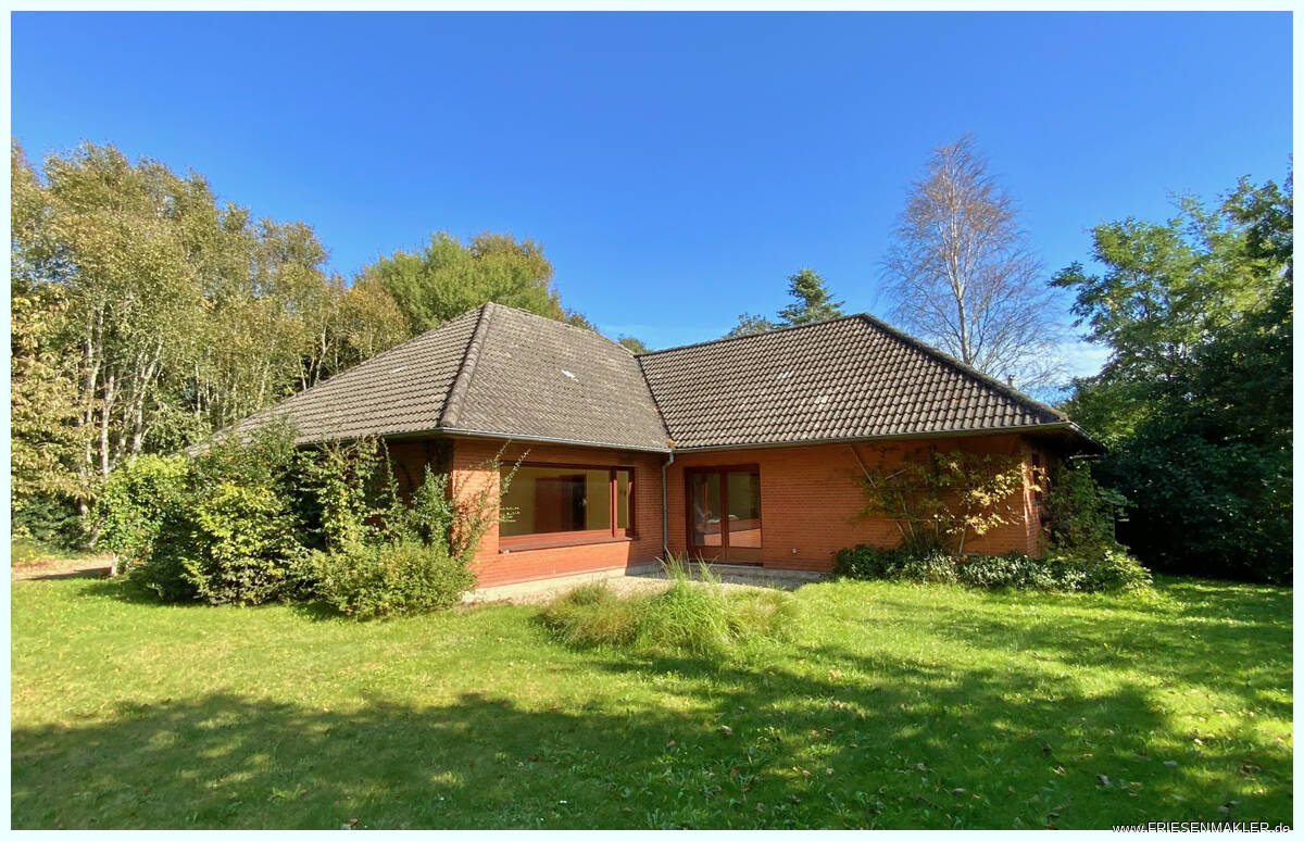 Komfortabler Winkelbungalow mit Sanierungsstau auf großem Gartengrundstück wenige Minuten zur Stadt! – Hattstedt – Bild 1 von 9