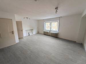 Tolle stadtnahe Lage / Werastraße: Zimmer mit abg. WC (27 qm) + gem. Bad * renoviert!