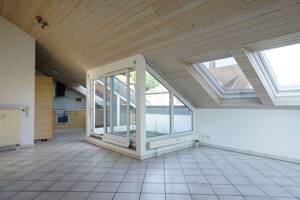 Sonnige, helle 3 Zimmer-Dachgeschoss-Eigentumswohnung mit Balkon und Tiefgaragenstellplatz – 72827 Wannweil – Vorschaubild 1
