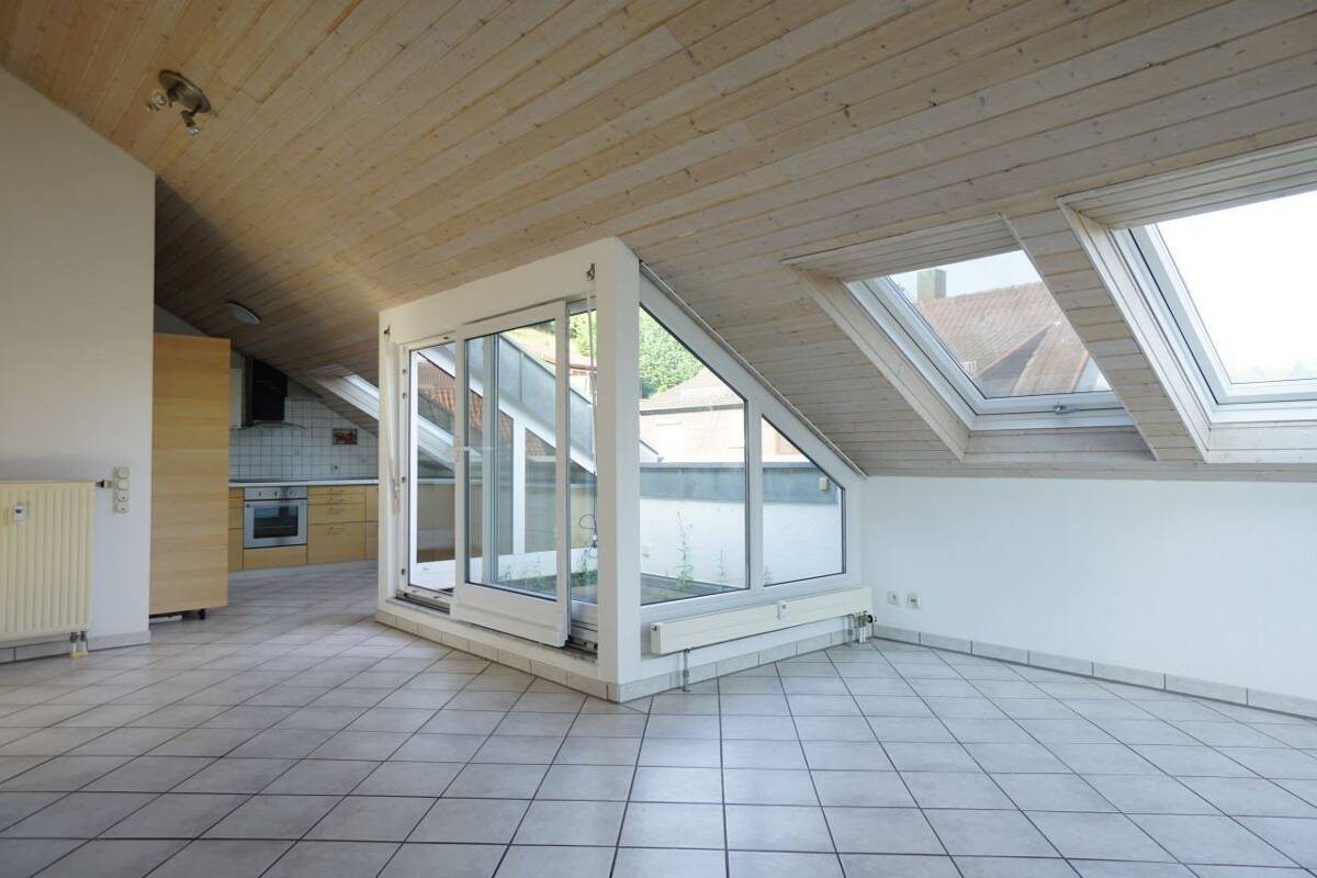 Sonnige, helle 3 Zimmer-Dachgeschoss-Eigentumswohnung mit Balkon und Tiefgaragenstellplatz – 72827 Wannweil – Bild 1 von 9