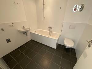 Geräumige 3 Zimmer-Wohnung mit 2 Balkonen und Wannenbad – 23554 Lübeck – Vorschaubild 4