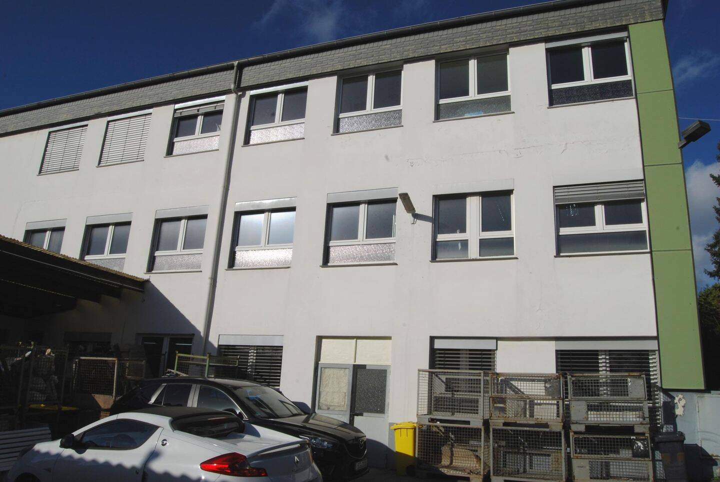 Wandlungsfähiges Bürohaus in Mehrfamilienhaus mit Parkplätzen in Sol.-Mitte! – Solingen – Bild 1 von 9