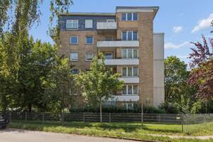 Modernisierte 2-Zimmer-Eigentumswohnung mit Balkon, Aufzug und Garage in Jenfeld