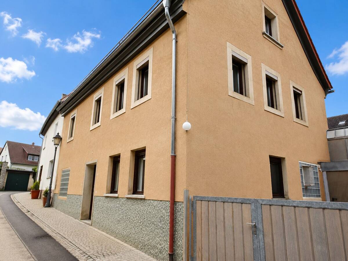 Einfamilienhaus mit Garage und Stellplatz in Rottenbauer zu verkaufen – 97084 Würzburg – Bild 1 von 9