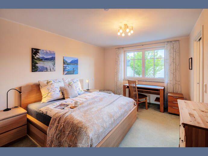 Möbliert: Stimmige 2-Zimmer Wohnung mit Balkon und Bad en Suite – München – Vorschaubild 3