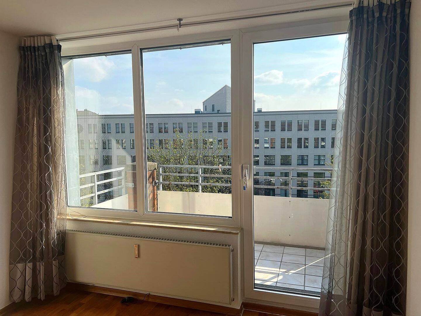 Helle 4,5 Zimmer-Penthaus-Wohnung miit Sonnenbalkon in Oberkassel/Lörick – Düsseldorf – Vorschaubild 4