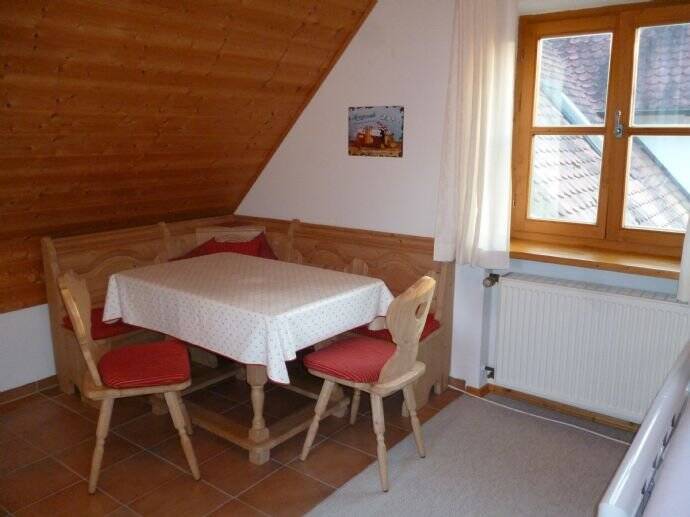 1-Zimmer-Dachgeschoß-Apartment bestens für Pendler und Referendare geeignet – Ingolstadt – Vorschaubild 2