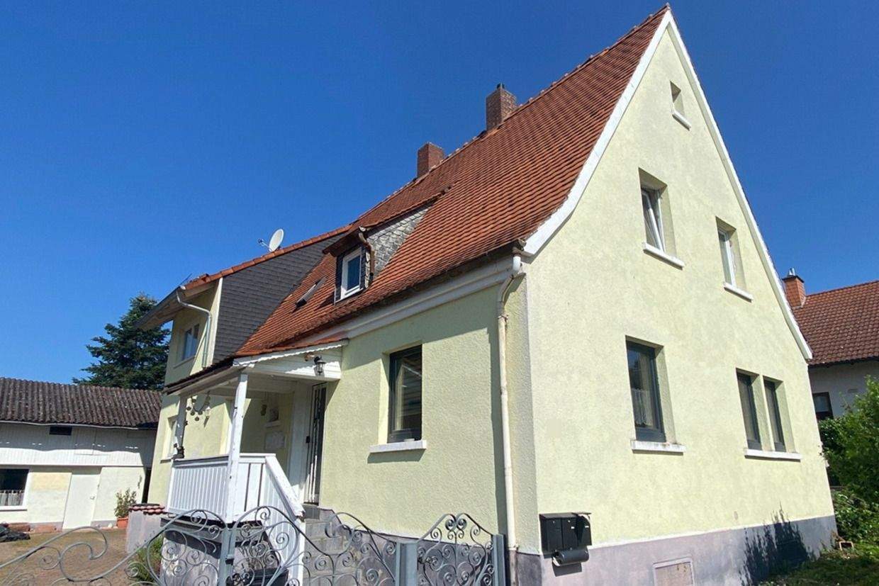 SIEDLUNGSHAUS - 1-2 -FAMILIENHAUS MIT NEBENGEBÄUDE, STELLPLÄTZEN UND GROßEM GARTEN! – Sulzbach am Main – Bild 1 von 9