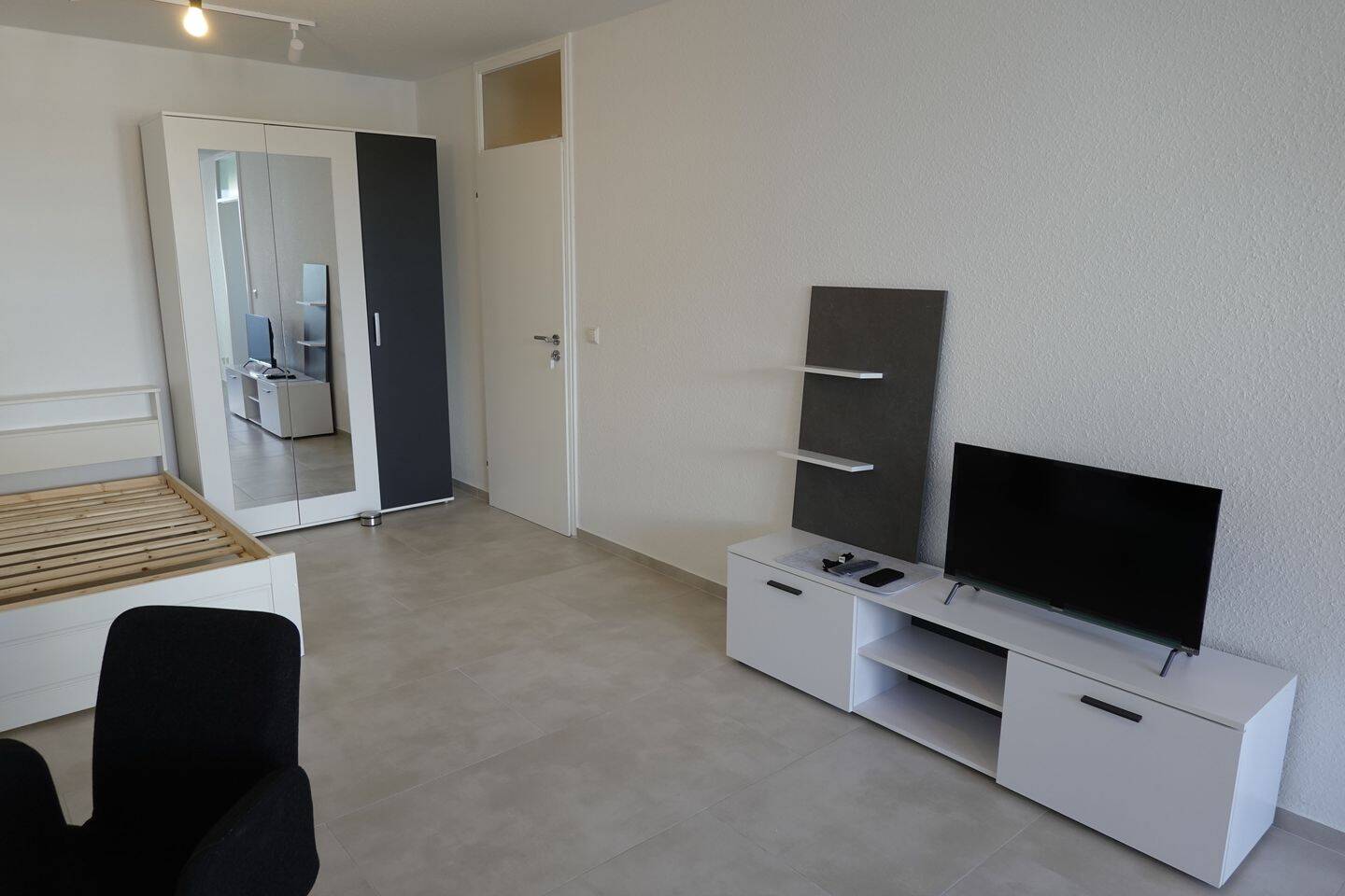 Großes möbliertes WG-Zimmer mit eigener Küche bodentiefen Fenstern und Balkon (2er-WG) – Freiburg im Breisgau – Vorschaubild 3