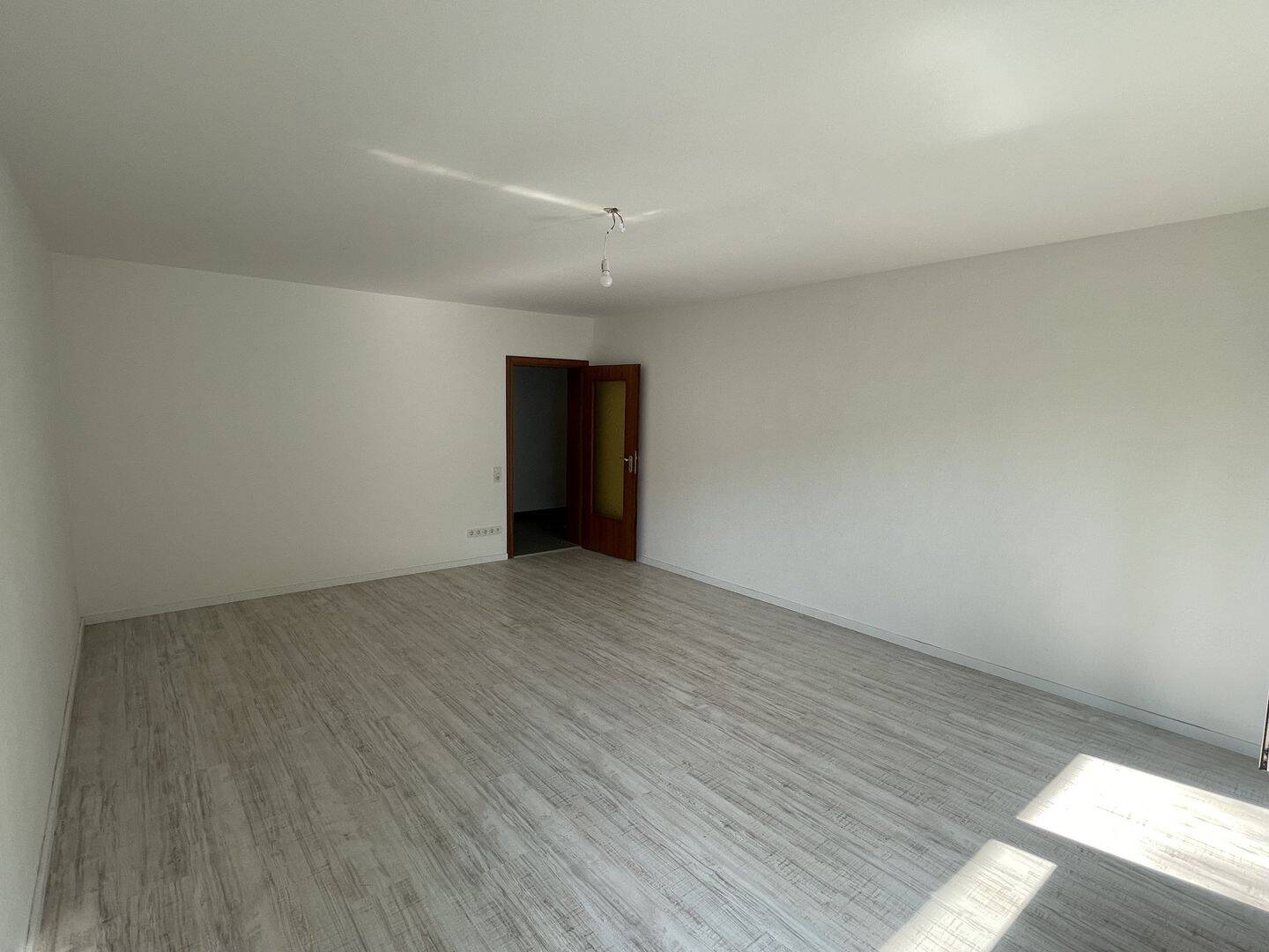 Charmante 3,5 Zimmer Wohnung mit Balkon und Garage «Bezugsfrei» – Köln – Vorschaubild 3