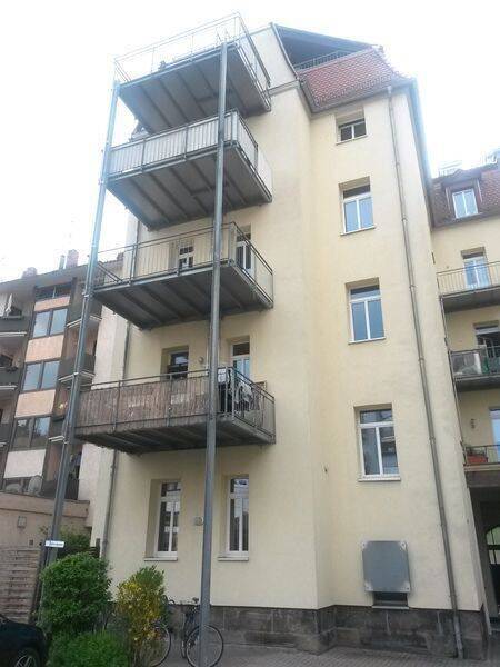 Renovierte Altbauwohnung mit großem Balkon – provisionsfrei, leerstehend ab 01.08., 5 Gehminuten zum Hauptbahnhof – Nürnberg – Vorschaubild 2