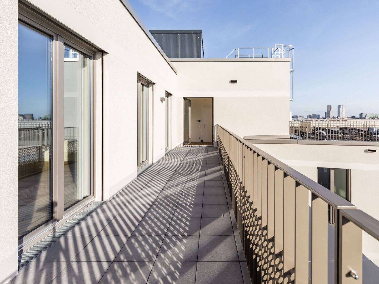 Lichtdurchflutetes Penthouse mit Terrassenzugang aus allen Räumen, Ankleide und en-suite-Bad – Berlin – Vorschaubild 6