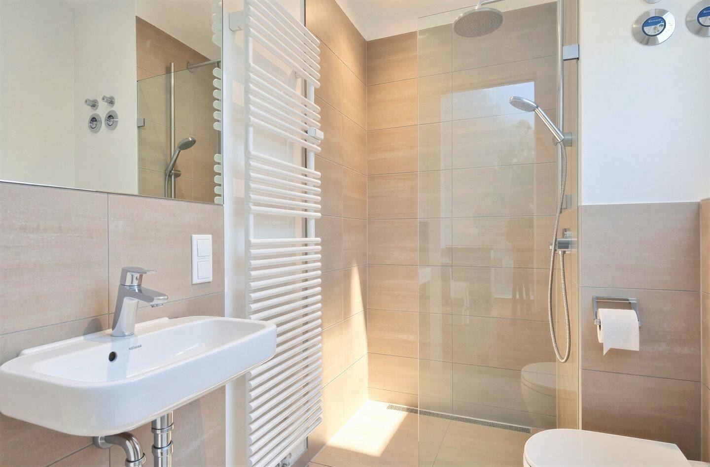 Modernes Townhouse-Studio mit privater Dachterrasse & TG-Stellplätzen in Bestlage – Berlin – Vorschaubild 5