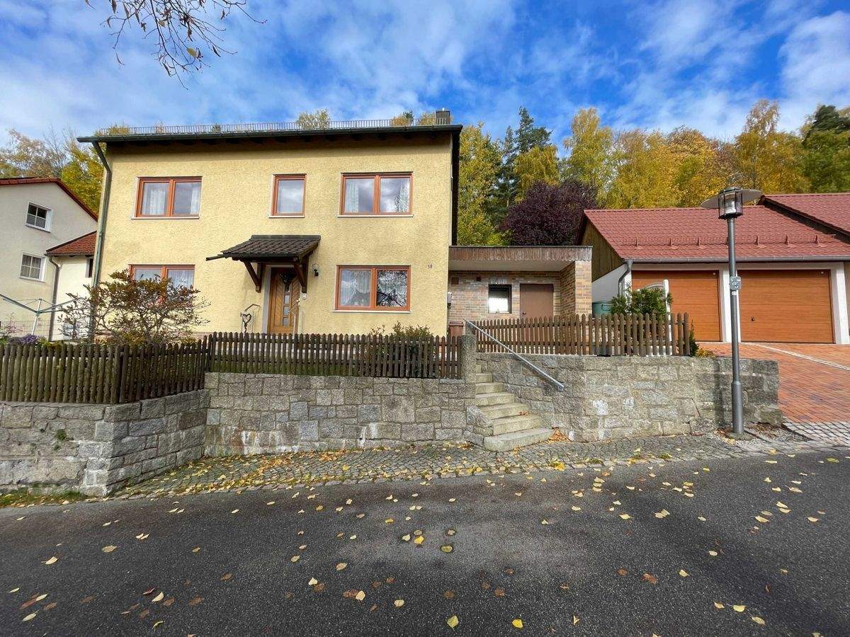 Attraktives Mehrfamilienhaus mit 3 Wohneinheiten am Schloßberg in Flossenbürg – Flossenbürg – Bild 1 von 9