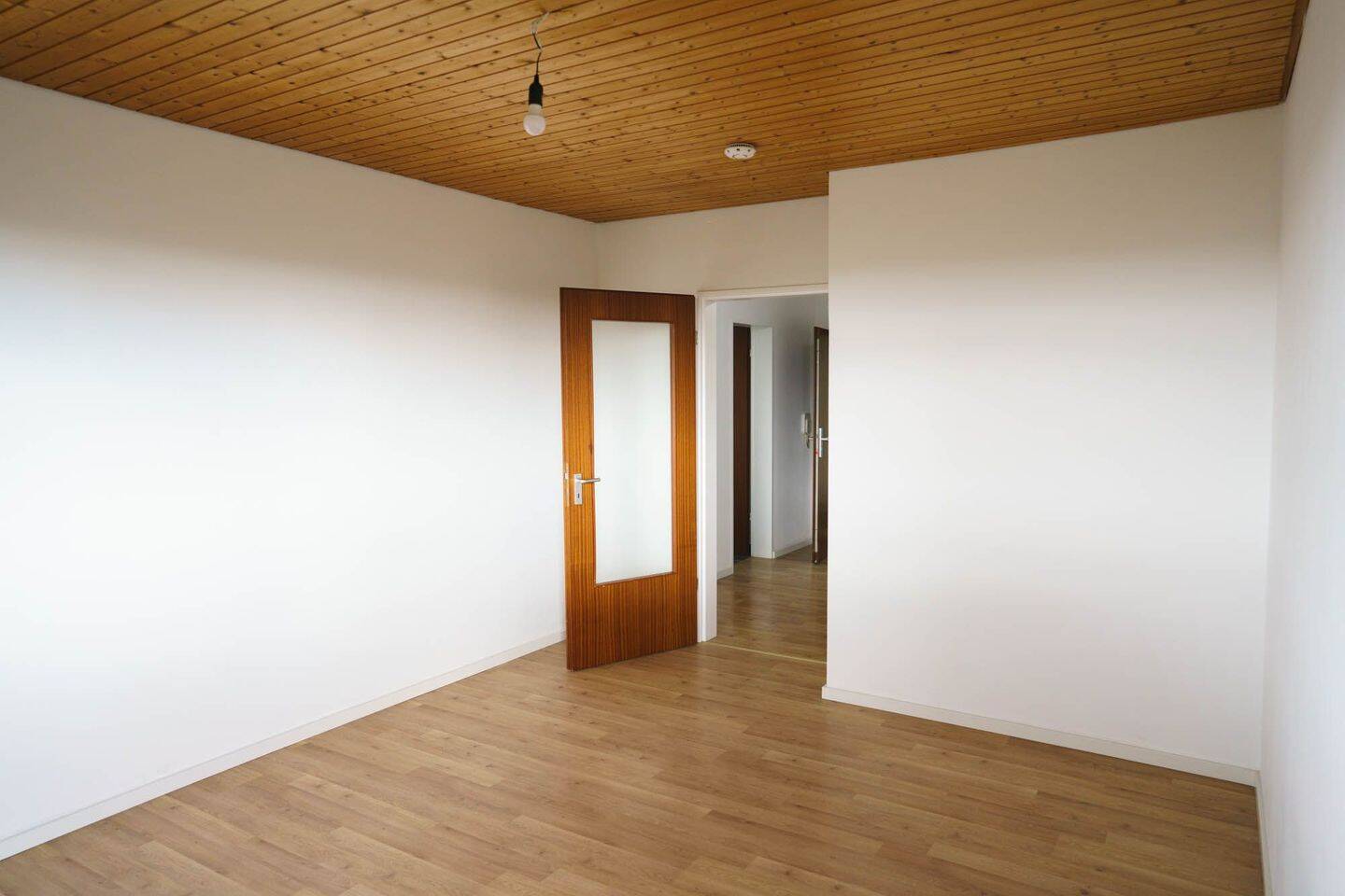 Helle 3-Zimmer-Wohnung mit Balkon, Fernblick ins Grüne und Stadtbahn direkt vor der Tür – Stuttgart – Vorschaubild 2