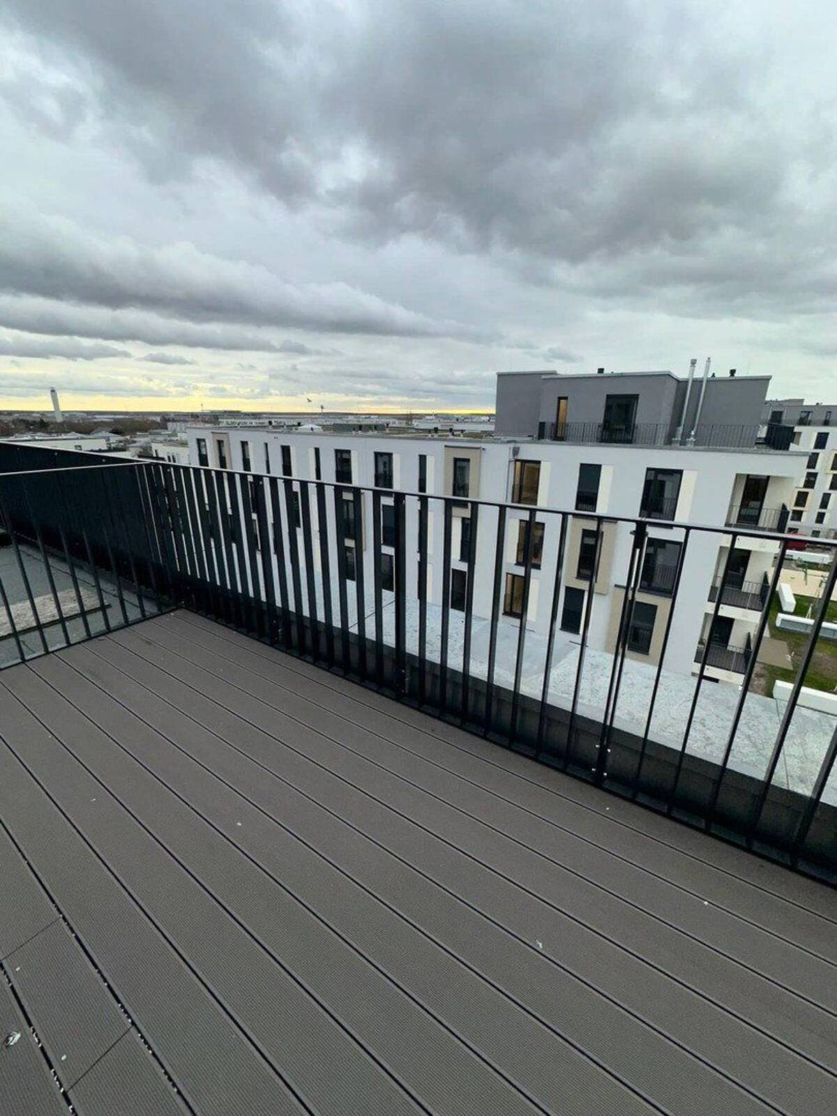 Penthouse Wohnung mit Dachterrasse EBK und E-Tiefgaragenstellplatz – 12529 Schönefeld – Bild 1 von 9
