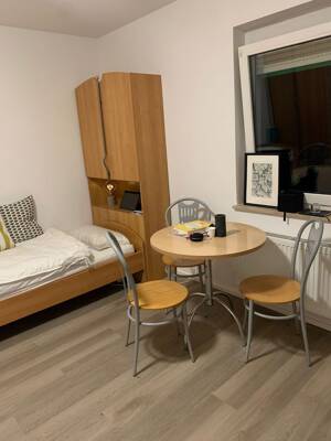 Möbliertes 1-Zimmer Apartment nur an Studenten zu vermieten ! Anfragen bitte nur per E-Mail.
