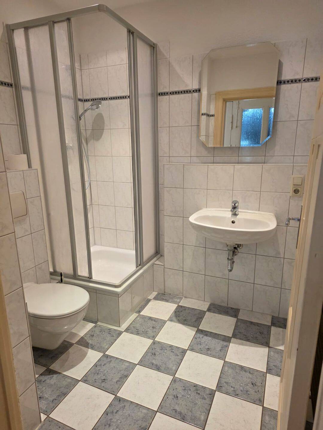 gepflegte 4-Raum-Wohnung in der Bahnhofsvorstadt mit 2 Bädern und Balkon – Stendal – Vorschaubild 3
