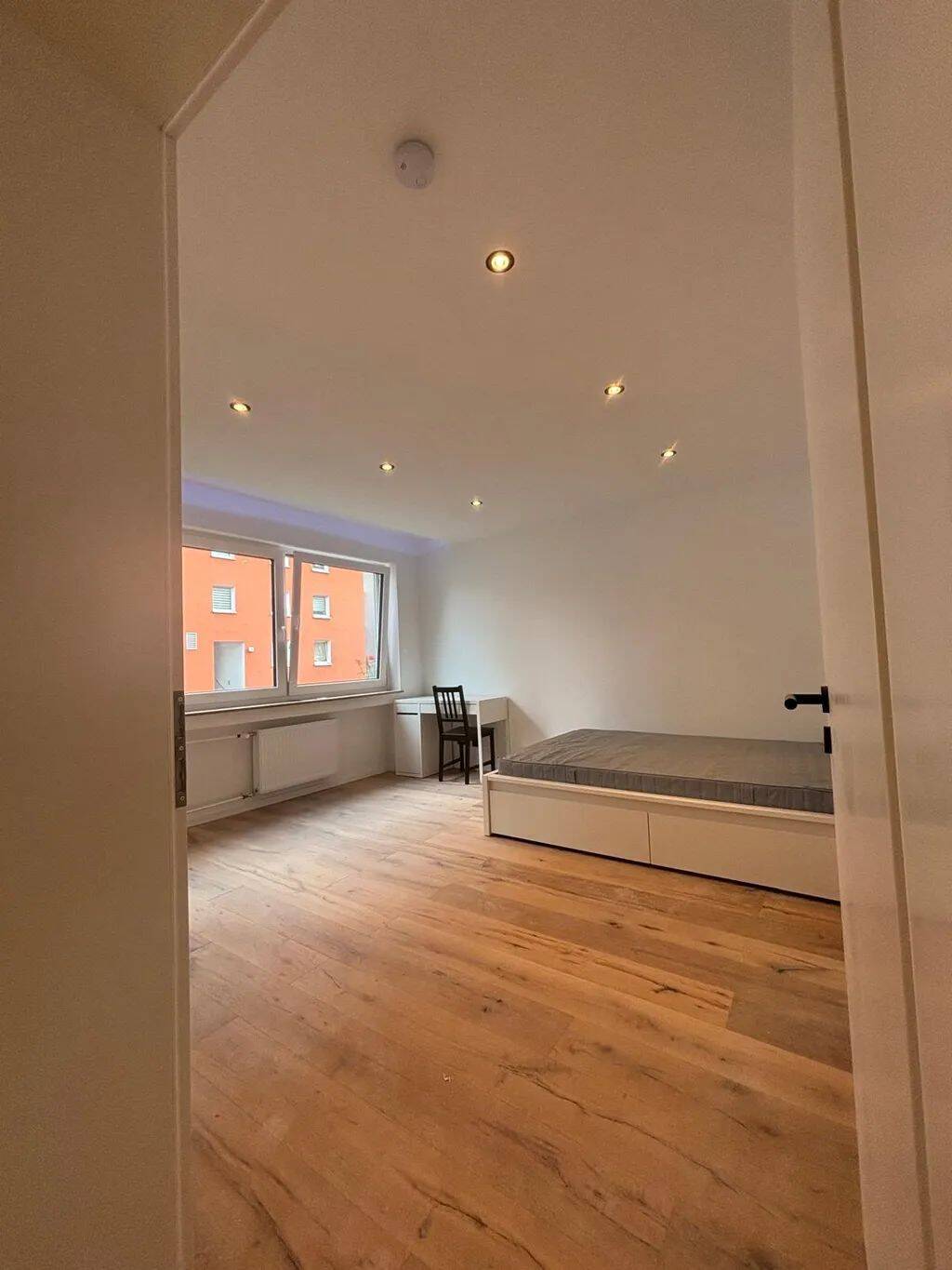 Möbliertes stylisches 20 m² Zimmer mit Balkon in guter Lage