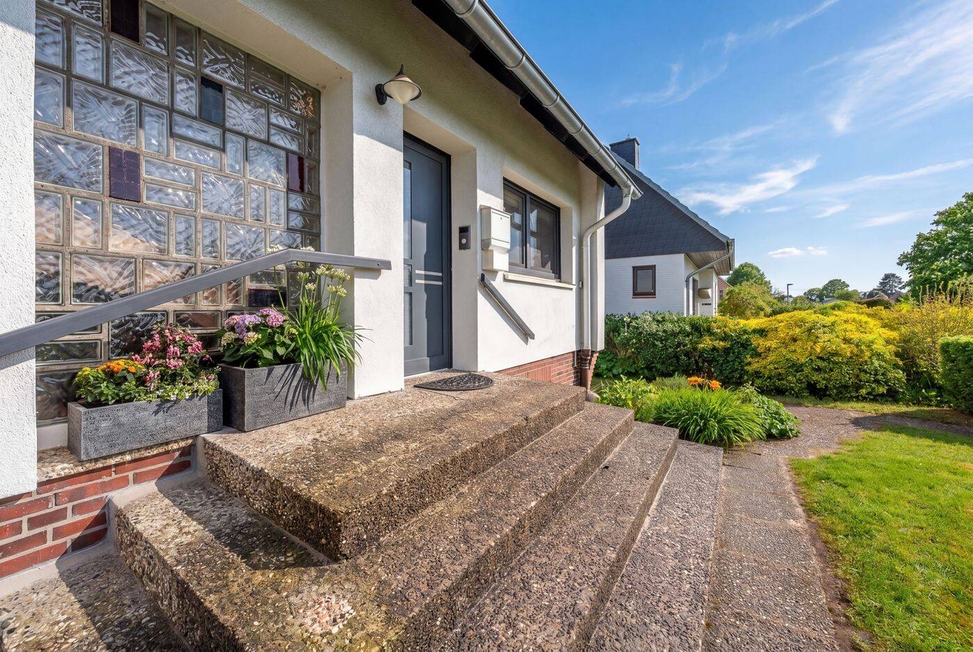 Viel Platz, viele Möglichkeiten - Gepflegtes Zweifamilienhaus mit großem Garten & Garage – Ammersbek – Vorschaubild 2