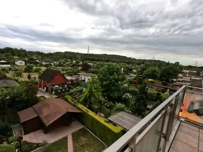 Renovierte und sanierte 2,5-Zimmer-DG-Wohnung mit herrlichem Ausblick!